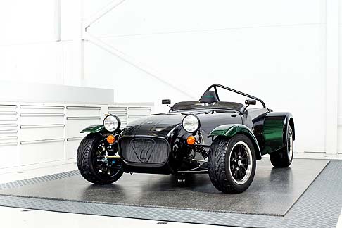 Caterham - Lesclusivo atelier britannico Caterham ha elaborato una limited edition dal sapore racing, che veste i colori dellomonimo team di F1, seguendo i suggerimenti del pilota giapponese di F1, Kamui Kobayashi. 