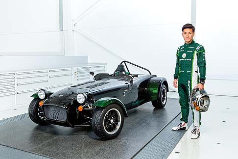 Caterham - La carrozzeria si distingue per la tinta nero lucido abbinata a stripes sportive di colore nero opaco