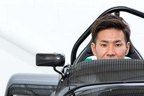 Caterham - Ogni vettura indossa il numero 10 sul frontale, il numero che il pilota adotta sullauto da gara. In contrasto con la carrozzeria total black, troviamo alcune parti rifinite in fibra di carbonio e rivestite di colore verde. 