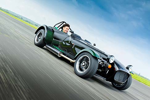 Caterham - In vero stile racing, l'auto  una monoposto che dispone di un tonneau cover in alluminio su tutta l'area del sedile del passeggero.