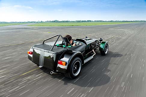 Caterham - Ulteriori elementi di stile sono rappresentati dai cerchi da 13 pollici e un sistema di scarico cromato nel posteriore, che ne enfatizzano lo stile dinamico.