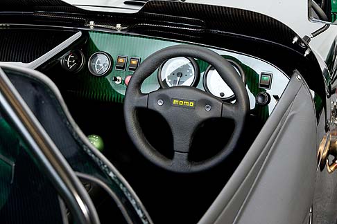 Caterham - All'interno, troviamo un cruscotto in fibra di carbonio con dettagli in verde lacca. Anche il sedile sportivo  realizzato in fibra di carbonio, con cuciture a contrasto di colore verde