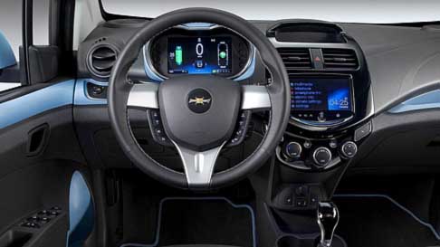 Chevrolet - Chevrolet Spark EV interni con doppio schermo LCD da 7 pollici