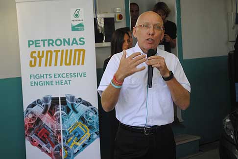 Petronas Syntium Coolteck - Chief Operating Office Eric Holthusen presenta il nuovo Petronas Syntium con tecnologgia CoolTech nell'officina Petronas a Vignate