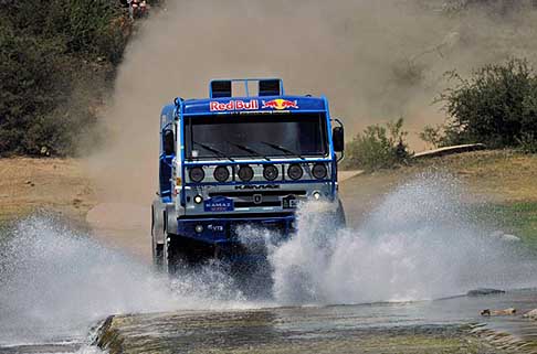 Dakar 2013 - Dakar 2013 11 stage La Rioja - Fiambal Camion kamaz attraversa un torrente dacqua