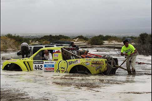 Dakar 2013 - Dakar 2013 11 stage La Rioja - Fiambal Victor Mastromatteo su Buggy 4x2 prototipo sommerso nel fango