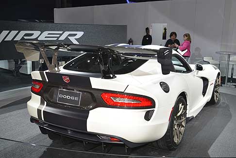 Purosangue a Confronto - Dodge Viper ACR con motore da 8.4 litri a 10 cilindri a V sviluppa 645 CV e ben 813 Nm di coppia max