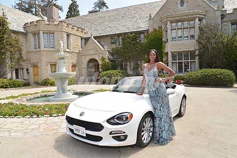 Eugena Washington - Fiat 124 spider vinta in leasing da Eugena Washington di Playboy