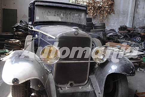 Scoperte Auto da sogno - Fiat 514L berlina quattro porte del 1930 auto storica con ampia calandra, in basso si nota il foro per accensione complementare a mano