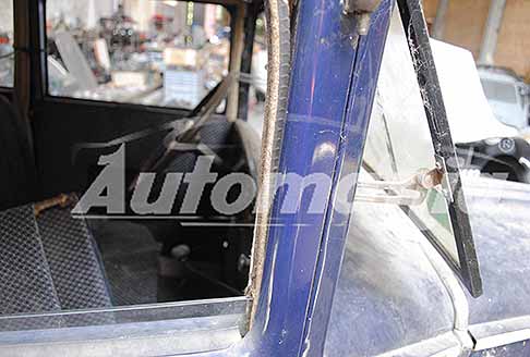 Scoperte Auto da sogno - Fiat 514 L berlina quattro porte dettaglio cristallo del parabrezza in un sol pezzo con telaio cromato, apribile e fissabile con galletti laterali di sicurezza