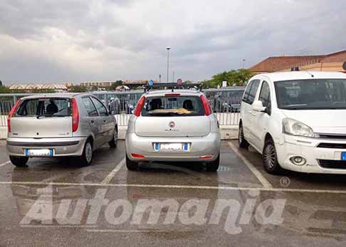 Centro Commerciale di Casammassima - Vetture Fiat Punto con parabrezza distrutto dalla grandine nei pressi del Centro Commerciale di Casammassima ex Auchan in provincia di Bari