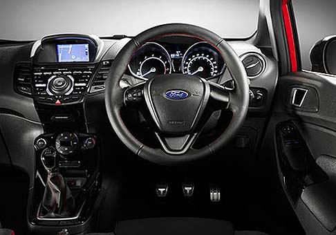 Ford - Anche a bordo troviamo elementi di grande appeal, come la console centrale in nero lucido, le cuciture a contrasto nero e il volante rivestito in pelle nera. 