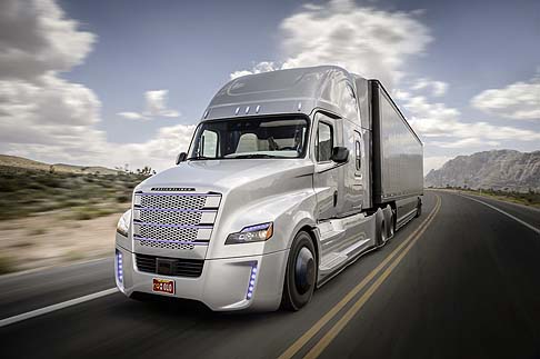 Daimler - La location per la presentazione mondiale del Freightliner Inspiration Truck  sicuramente suggestiva. Stiamo parlando della diga Hoover, che produce lenergia per Las Vegas e la California.