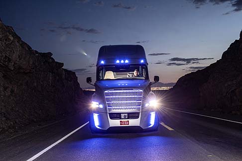 Daimler - Il Freightliner Inspiration Truck si basa sul modello di serie Freightliner Cascadia Evolution, al quale  stata aggiunta la tecnologia Highway Pilot, con radar frontale.
