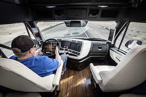 Daimler - Con la tecnologia Highway Pilot,  stato dimostrato che la guida autonoma aumenta l'efficienza degli autisti, riducendone laffaticamento del 25%. 