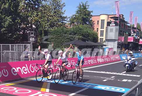 Giro d´Italia - Gara di ebike con ciclisti che salutano il caloroso pubblico a Reggio Emilia nel Giro d´Italia 2022