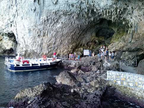 Grotta di Zunzulusa - Grotta di Zinzulusa e imbarcazioni per le grotte marine