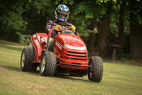 Honda HF 2620 Lawn Tractor - Honda HF 2620 driver Gordon �Flash� Shedden