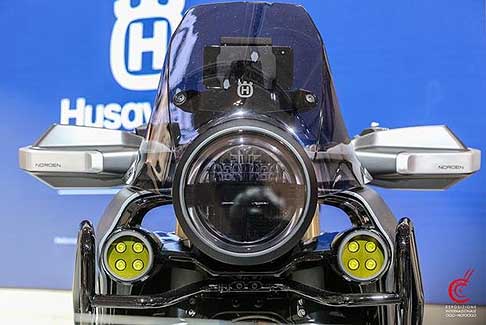 Husqvarna - Husqvarna Norden 901 Concept bike frontale in anteprima mondiale all'Eicma 2019 di Milano