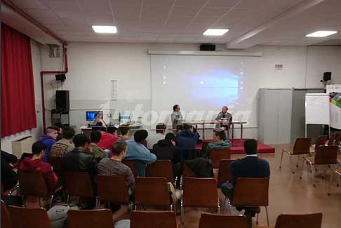 Ipsia F.lli Taddia di Cento - Incontro formativo Motori da competizione presso lAula Magna dellIIS F.lli Taddia di Cento - Ferrara