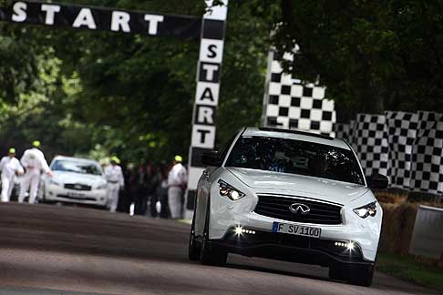 Infiniti - Infiniti FX Vettel Edition a Goodwood 2014 ingresso in pista