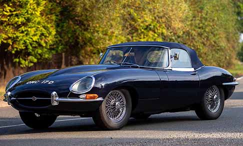 Automotoretr� - AutoMotoRetr� presso Fiere di Parma manifestatione dedicata al motorismo d�epoca con Jaguar che festeggia i 91 anni ed espone la mitica Jaguar E-Type 3.8 del 1962. Scopri le Foto!