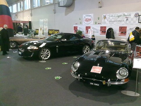 Jaguar - Jaguar E-type nere prima serie in primo piano e una Jaguar XK nuova in secondo piano a Fiere di Padova