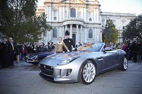 Jaguar - Jaguar F-Type al Mayors Show con la campionessa olimpica Jessica Ennis a Londra