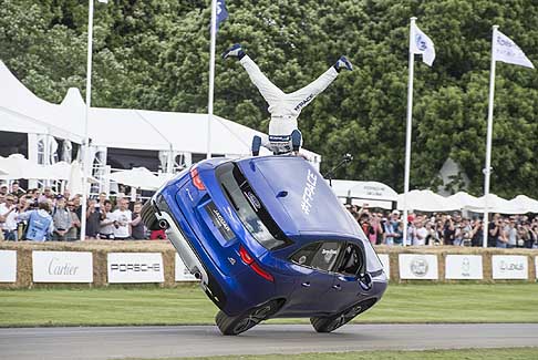 Goodwood Festival of Speed - Jaguar FPACE a Goodwood, freestyler Lee Bowers si esibisce fuori dall´abitacolo