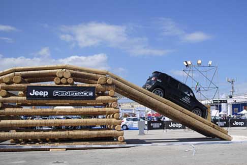Jeep - Jeep Renegade disceca dal Ponte alla Fiera del Levante di Bari