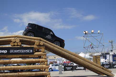 Jeep - Jeep Renegade sul Ponte, un percorso che prevede la partenza da unaltezza di 37 cm, raccordata con la breccia, e una salita fino a 4,6 m per poi scendere