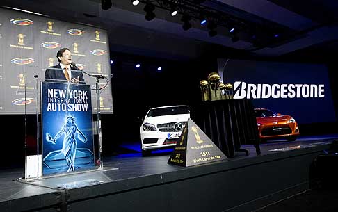 Trofei Awards - Jens Meiners annuncia vincitrice la Tesla Model S con il World Green Car of the Year e il premio World Car Awards al New York Auto Show 2013