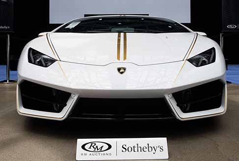 Auto di Papa Fransceso - Lamborghini Huracn RWD Coup bianca con striscia dorata con i colori vaticani donata da Lamborghini nel 2017 e successivamente  stata venduta allasta a 715.000 euro utilizzati per realizzare opere benefiche