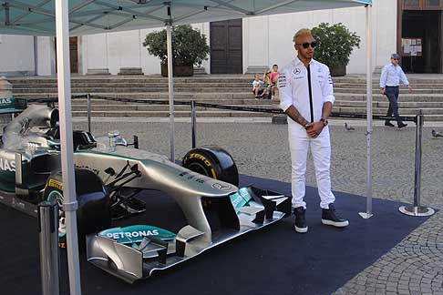 Petronas Syntium Coolteck - Lewis Hamilton monoposto Mercedes area esterna al Museo della Scienza di Milano
