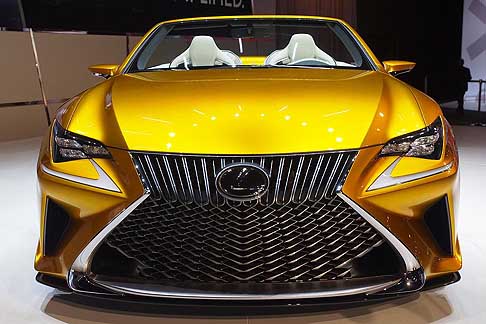 Lexus - Lexus LF-C2 Concept calandra frontale dove si nota la griglia con doppia nervatura che pare voler divorare la strada