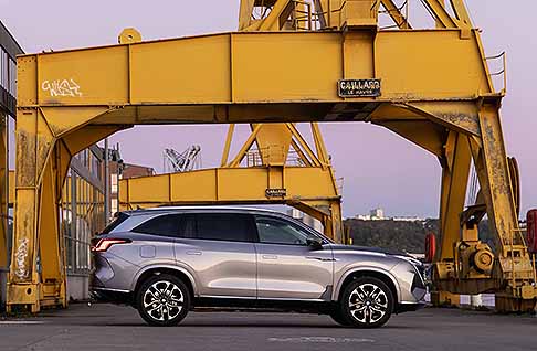 SUV 2027 - La MG Cyber Concept ridefinisce i SUV elettrici: quasi 5 metri di muscoli e innovazione firmati Jozef Kaban. Ispirata alla storica EX181 degli anni �50, unisce l�aerodinamica estrema delle sportive e lo spazio per la famiglia. Una vera ammiraglia hi-tech