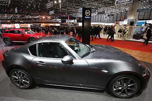 Mazda - Mazda MX-5 RF dietro la Mazda CX-5 esposte al Ginevra Motor Show 2017