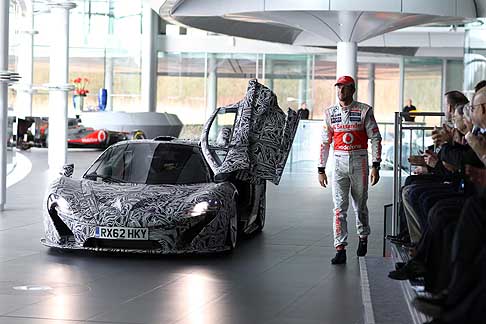 McLaren - McLaren P1 con Jenson Button per la presentazione della monoposto McLaren MP4-28 di Formula 1 2013