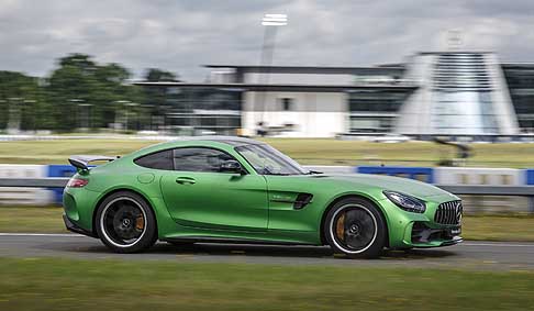 Mercedes-Benz - Mercedes AMG GT R provata da Lewis Hamilton sul circuito di Brooklands