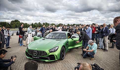 Mercedes-Benz - Mercedes AMG GT R presentata davanti a 100 giornalisti provenienti da tutto il mondo