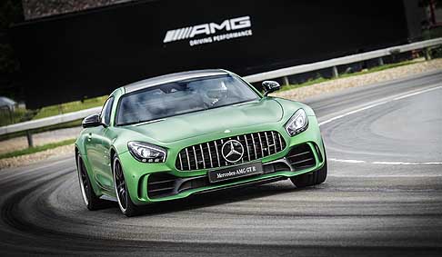 Mercedes-Benz - Mercedes AMG GT R con motore V8 Biturbo da 585 CV e 430 kW