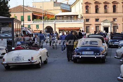 La Ferrara degli Etensi - Mercedes-Benz 190 SL raduno Castello Estense a Ferrara 2017