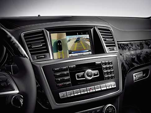 Mercedes - Mercedes-Benz GL Class interni con display centrale sul cruscotto