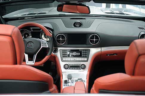 Mercedes - Mercedes-Benz SL cruscotto centrale al Milano Moda Donna 2012