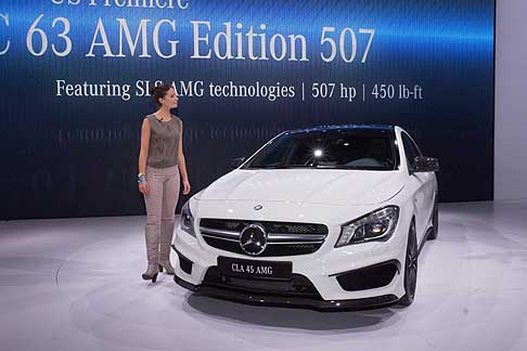 Mercedes-Benz - Mercedes CLA 45 AMG tecnology e hostess al New York Auto Show 2013