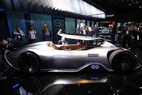 Mercedes-Benz - Mercedes EQ Silver Arrow fiancata al Motor Show di Parigi 2018