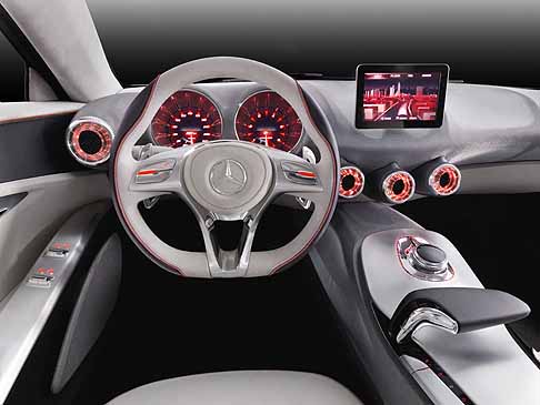 Mercedes-Benz - Mercedes Concept Classe A quadro comandi con display centrale e volante