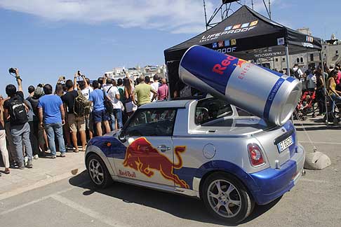 Red Bull - Red Bull Cliff Diving World Series 2015 con la Mini Cooper con lattina Red Bull