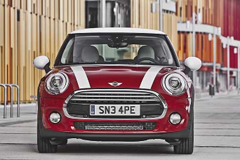 Mini - Mini Cooper Model Years 2014 calandra anteriore. La nuova Mini Cooper mette a disposizione maggiore spazio per chi sale a bordo