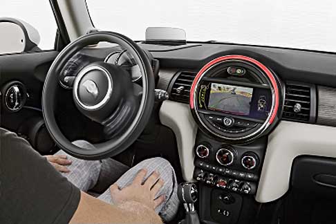 Mini - Mini Cooper MY 2014 interni e cruscotto centrale con ampio display. Interni Mini Cooper Model Year 2014